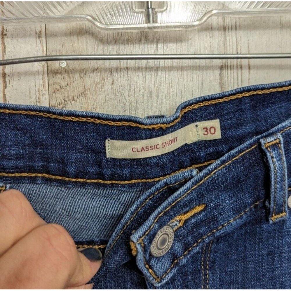 LEVI'S women's Classic Shorts Sz 30 Denim - Picture 3 of 8
